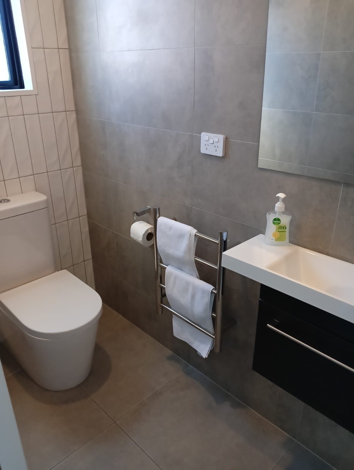 Ducha, secador de pelo, toallas, jabón