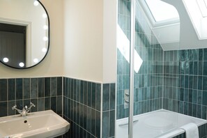 Suite The Vault | Bathroom | Shower, towels, soap, shampoo - Old Bank House Hotel (Grouville)