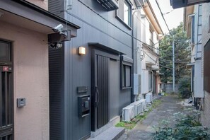 المنشأة من الخارج