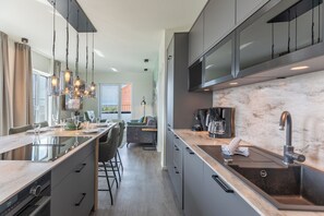 Kühlschrank, Mikrowelle, Ofen, Herdplatte