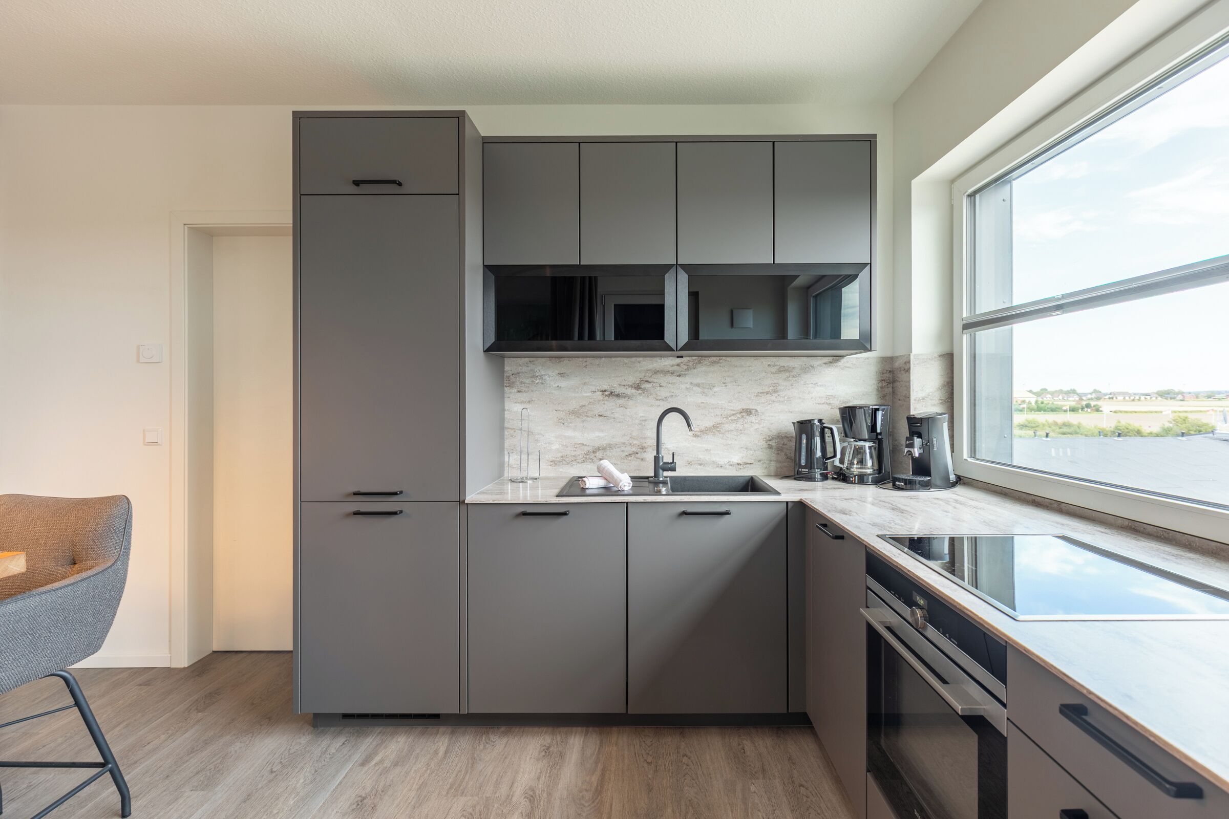 Frigorífico, microondas, horno y placa de cocina