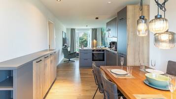 Een koelkast, een magnetron, een oven, een kookplaat