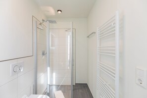 シャワー、ヘアドライヤー、タオル