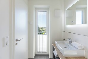 Een douche, een haardroger, handdoeken