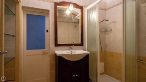 Douche, séchoir à cheveux, bidet