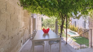 Outdoor dining - Palazzo Acquaviva - Three Bedroom Apartment, Sleeps 10 (Lecce)