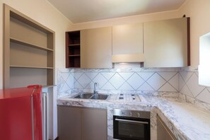 Cookware/dishes/utensils, dining tables