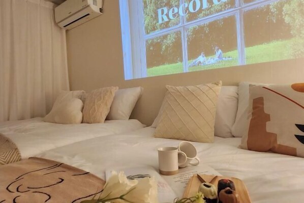 Room - Pin Lights (Seoul)