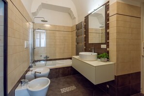 Een douche, een haardroger, een bidet, handdoeken