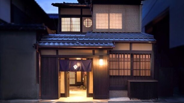 A traditional Japanese house with a tiled roof, wooden structure, and a small entrance with a sliding door. - Kyo No Ondokoro Gokomachi Ebisugawa #3 (Kyoto)