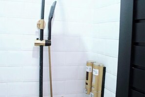 Bathroom - Ririn Apartemen (Gunung Anyar)