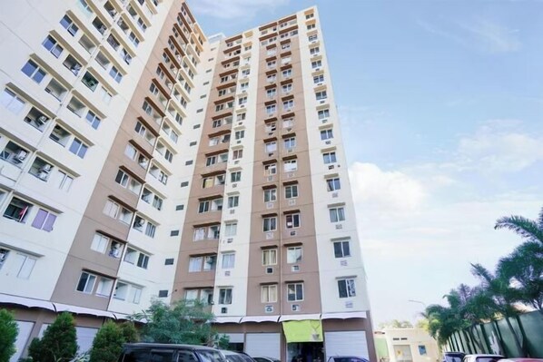 Garden - Ririn Apartemen (Gunung Anyar)