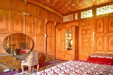 Room. De-Laila Houseboats by Sterling