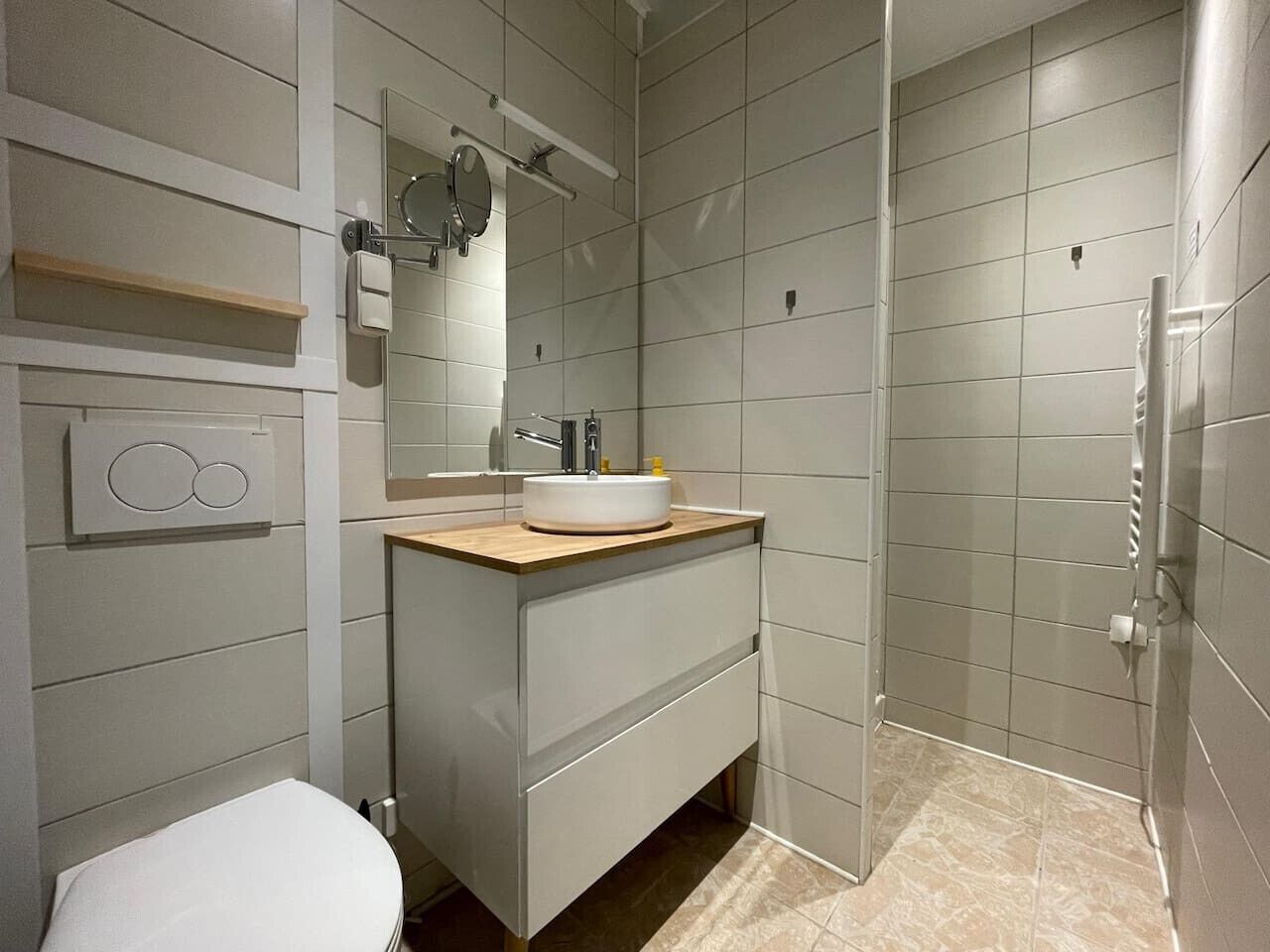 Sèche-cheveux, serviettes fournies, savon, papier toilette