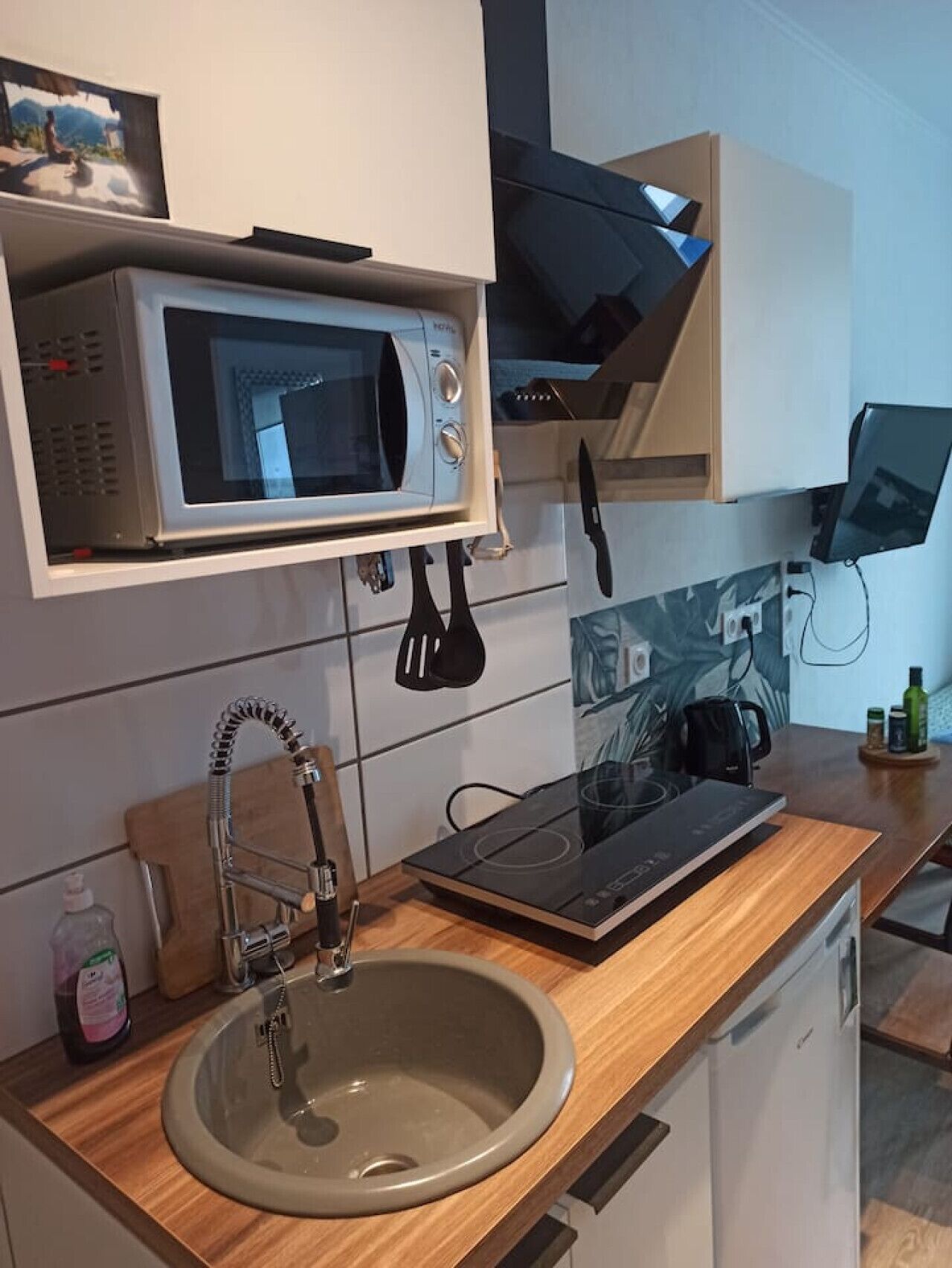 Kjøleskap, mikrobølgeovn, kokeplater og kaffetrakter/tekoker