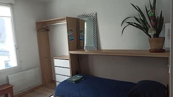Tabla de planchar con plancha, wifi y ropa de cama