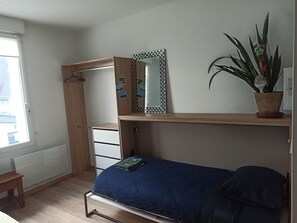 Iron/ironing board, WiFi, bed sheets