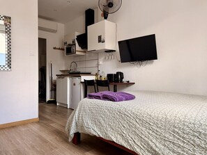 1 habitación, tabla de planchar con plancha, cuna de viaje y wifi 