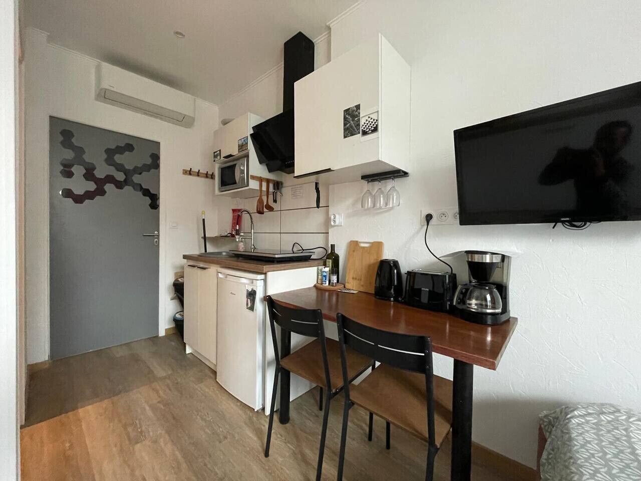 Kjøleskap, mikrobølgeovn, kokeplater og kaffetrakter/tekoker