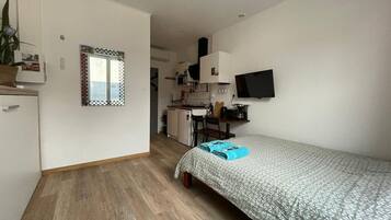 Iron/ironing board, WiFi, bed sheets