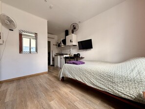 1 habitación, tabla de planchar con plancha, cuna de viaje y wifi 