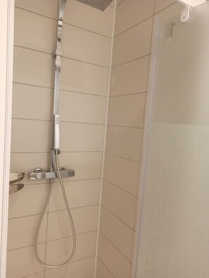 Sèche-cheveux, serviettes fournies, savon, papier toilette