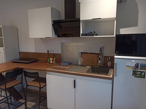 Kühlschrank, Mikrowelle, Ofen, Herdplatte