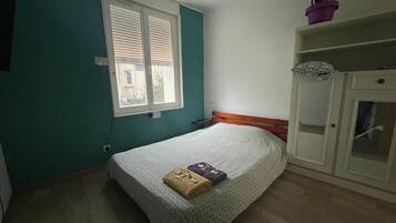 Travel crib, WiFi, bed sheets