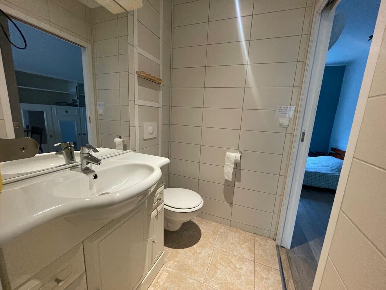 Sèche-cheveux, serviettes fournies