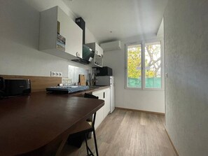 Fridge, microwave, oven, stovetop - Studio 2 in quiet renovated 2023. Garage (Saint-Pierre-des-Corps)