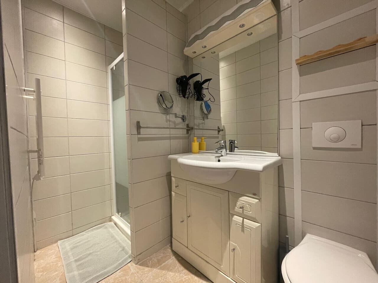 Sèche-cheveux, serviettes fournies