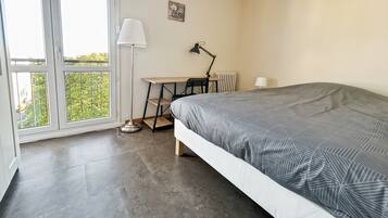 3 bedrooms, desk, iron/ironing board, WiFi