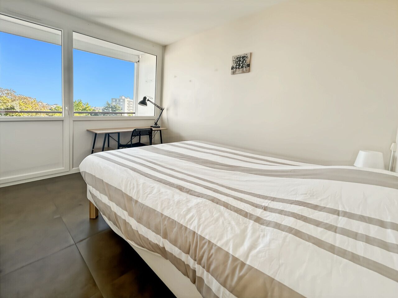 3 habitaciones, escritorio, tabla de planchar con plancha y wifi 