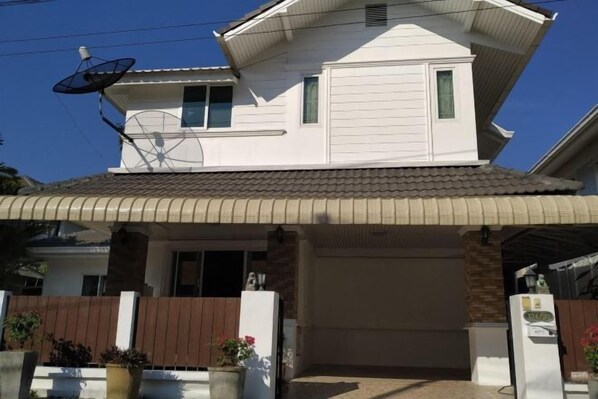 A two-story house with a satellite dish, a covered entrance, and a gated driveway. - Centraltesco/ NightSafari/4Bedroom Villa (Chiang Mai)