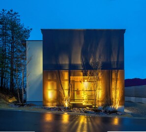 المنشأة من الخارج