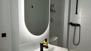 Dusj, hårføner, håndklær og såpe
