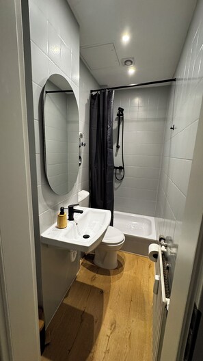 Shower, hair dryer, towels, soap - Apartment Sana Klinik No 31 (Offenbach am Main)