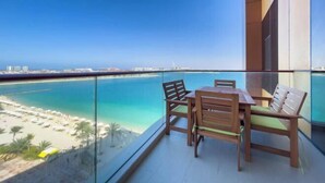 Ein Balkon mit freiem Blick auf Strand und Meer.
