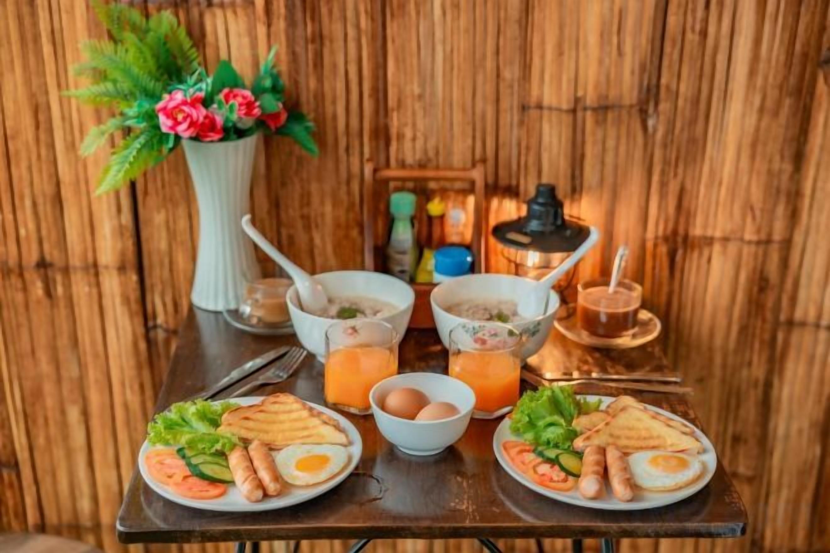 Een ontbijt met twee borden eten, een kom soep en een glas sap.