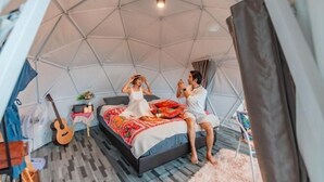 A cozy tent with a bed, a guitar, and a fan. - Mon Sa Kiang Dao (Mae Rim)