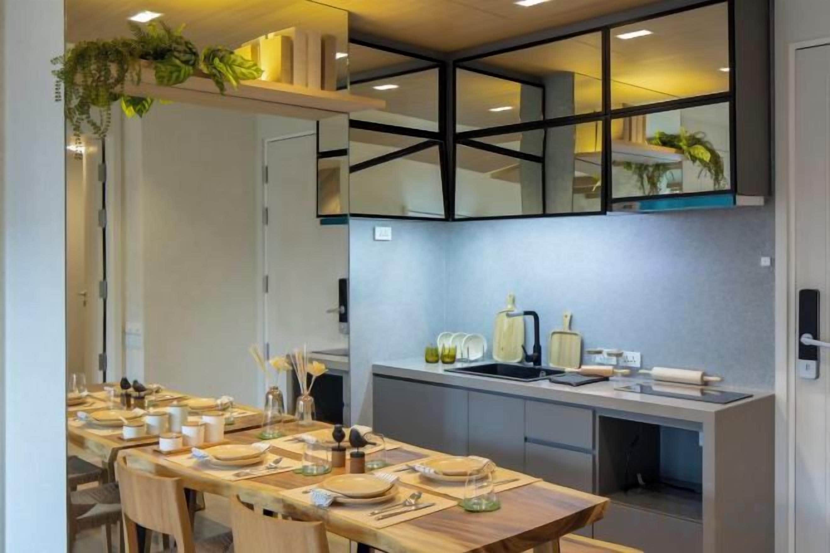Una cocina moderna con comedor, equipada con un fregadero, estufa y varios electrodomésticos.