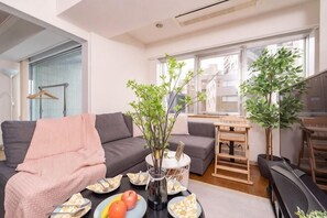 Living area - SkyTree View - CoCoHouse Asakusa (Tokyo)