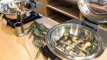 Daily buffet breakfast (JPY 4000 per person)