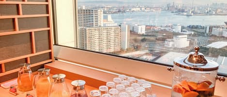 Daily buffet breakfast (JPY 4000 per person)