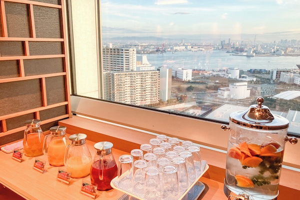 Daily buffet breakfast (JPY 4000 per person)