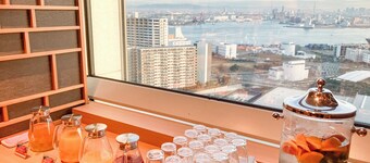 ไลฟ์แม็กซ์ ซากิชิมะ คอสโม ทาวเวอร์ โรงแรม  