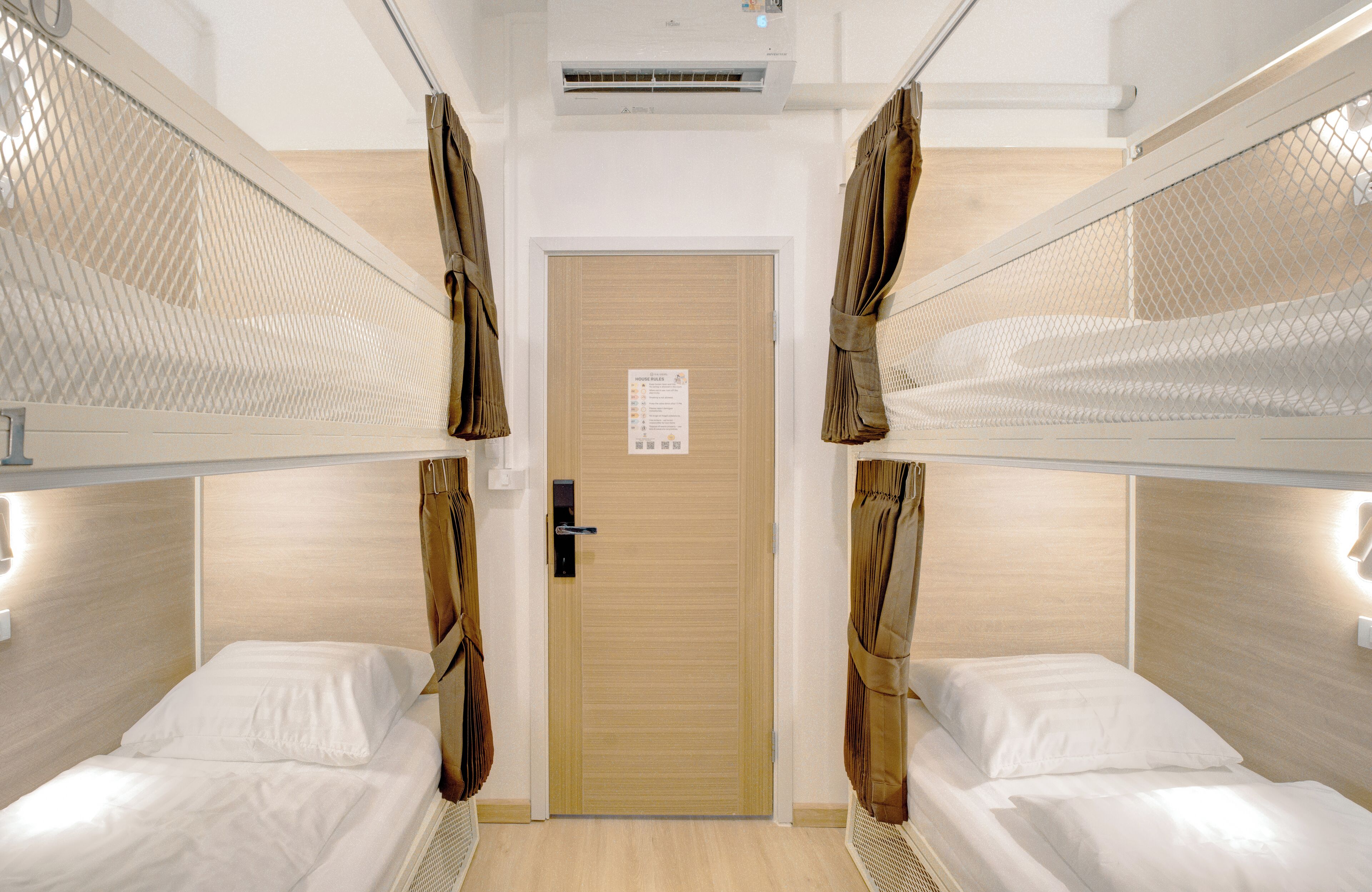 Cofres nos quartos, cortinas blackout, Wi-Fi de cortesia, roupa de cama