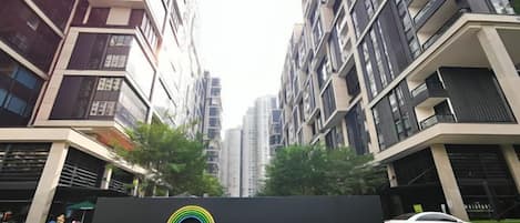 Un moderno edificio de rascacielos con un cartel que dice 'Arcoris' al frente.
