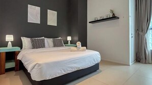 Ein modernes Schlafzimmer mit einem großen Bett, zwei Nachttischen und einem Wandregal.