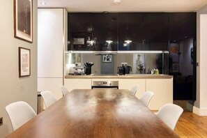 Room - Spacious 4 Bed Apartment Opposite British Museum (London)